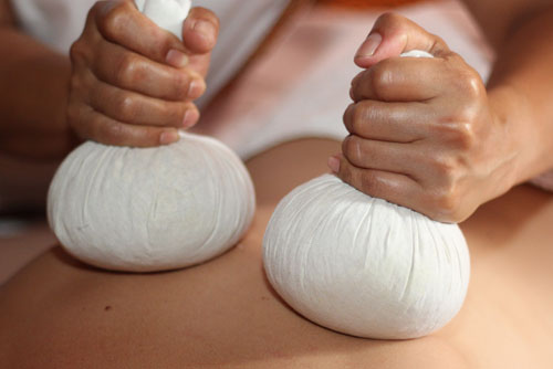 Kräuterstempel Massage